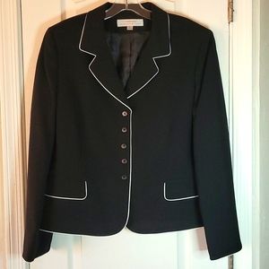 115- Tahari black skirt suit size 18